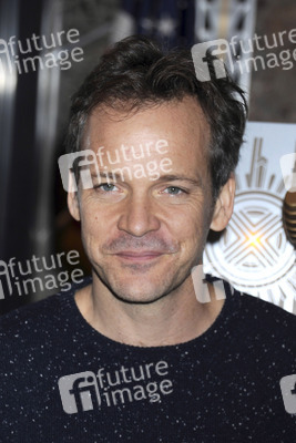 Peter Sarsgaard beleuchtet Empire State Building rot, New York