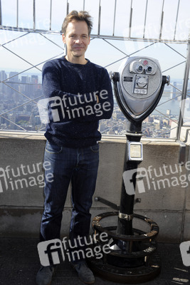 Peter Sarsgaard beleuchtet Empire State Building rot, New York