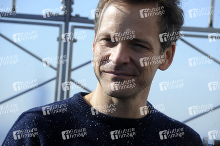Peter Sarsgaard beleuchtet Empire State Building rot, New York