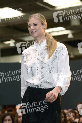 Autogrammstunde mit Larissa Marolt auf der Infa, Hannover