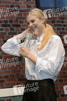 Autogrammstunde mit Larissa Marolt auf der Infa, Hannover