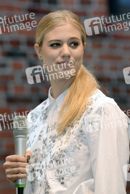 Autogrammstunde mit Larissa Marolt auf der Infa, Hannover