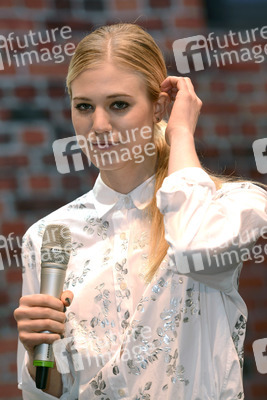 Autogrammstunde mit Larissa Marolt auf der Infa, Hannover