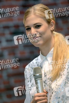 Autogrammstunde mit Larissa Marolt auf der Infa, Hannover