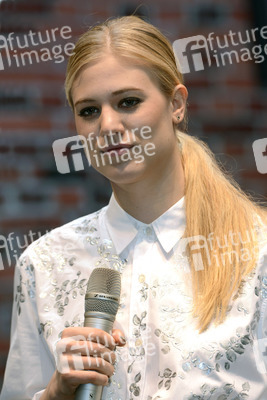 Autogrammstunde mit Larissa Marolt auf der Infa, Hannover