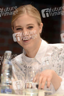 Autogrammstunde mit Larissa Marolt auf der Infa, Hannover