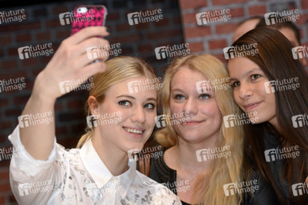Autogrammstunde mit Larissa Marolt auf der Infa, Hannover