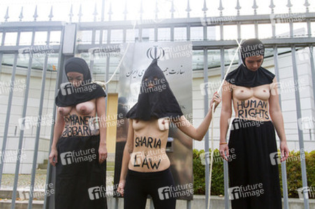 Femen Protest vor der Iranischen Botschaft, Berlin