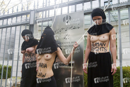 Femen Protest vor der Iranischen Botschaft, Berlin