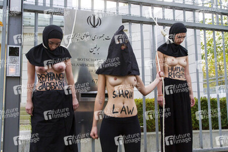 Femen Protest vor der Iranischen Botschaft, Berlin