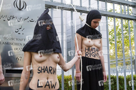 Femen Protest vor der Iranischen Botschaft, Berlin