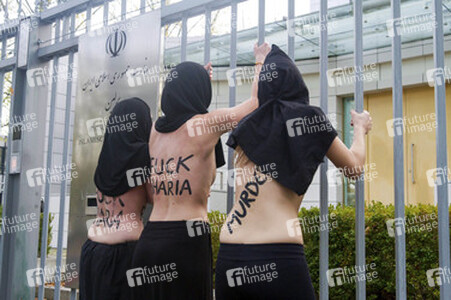 Femen Protest vor der Iranischen Botschaft, Berlin