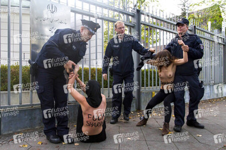 Femen Protest vor der Iranischen Botschaft, Berlin