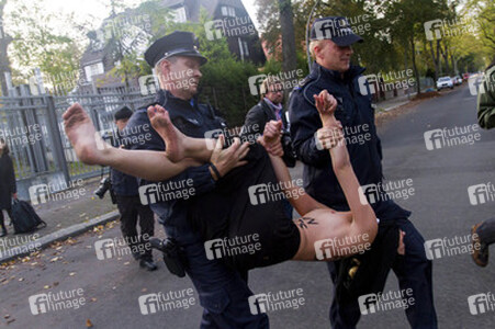 Femen Protest vor der Iranischen Botschaft, Berlin