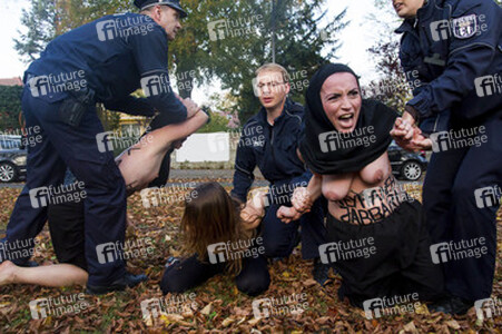 Femen Protest vor der Iranischen Botschaft, Berlin