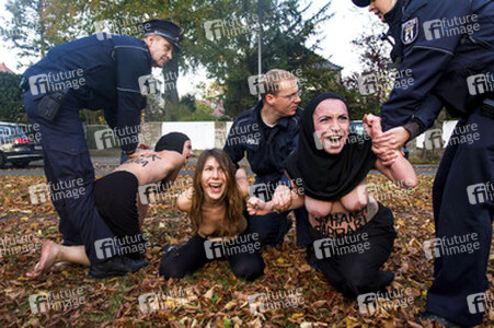 Femen Protest vor der Iranischen Botschaft, Berlin