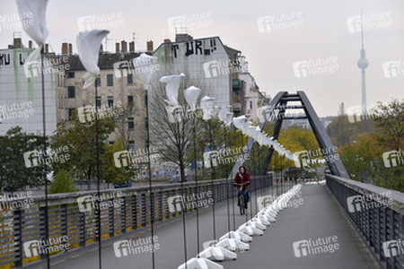 Aufbau der Installation 'Lichtgrenze', Berlin