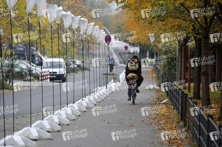 Aufbau der Installation 'Lichtgrenze', Berlin