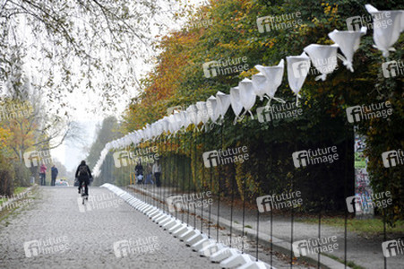 Aufbau der Installation 'Lichtgrenze', Berlin