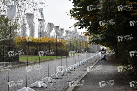 Aufbau der Installation 'Lichtgrenze', Berlin