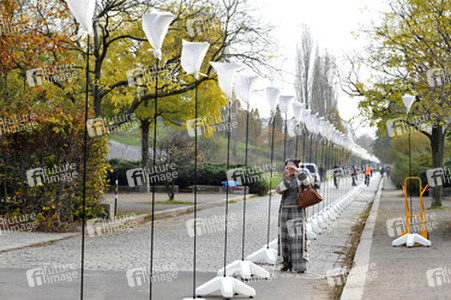 Aufbau der Installation 'Lichtgrenze', Berlin