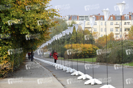 Aufbau der Installation 'Lichtgrenze', Berlin