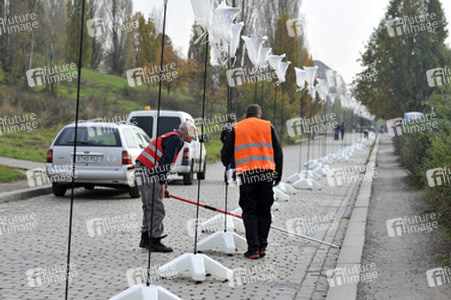 Aufbau der Installation 'Lichtgrenze', Berlin