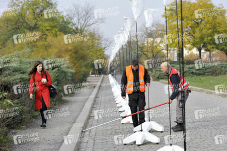 Aufbau der Installation 'Lichtgrenze', Berlin