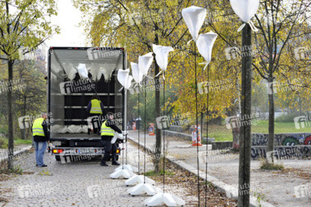 Aufbau der Installation 'Lichtgrenze', Berlin
