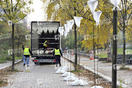Aufbau der Installation 'Lichtgrenze', Berlin