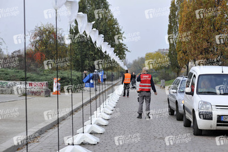 Aufbau der Installation 'Lichtgrenze', Berlin