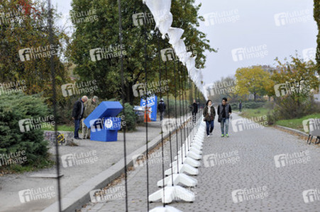Aufbau der Installation 'Lichtgrenze', Berlin