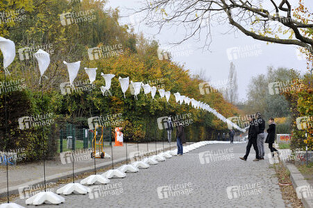 Aufbau der Installation 'Lichtgrenze', Berlin