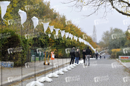 Aufbau der Installation 'Lichtgrenze', Berlin