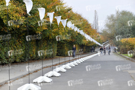 Aufbau der Installation 'Lichtgrenze', Berlin
