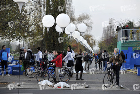 Lichtmauer aus Ballons, Berlin