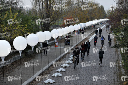 Lichtmauer aus Ballons, Berlin