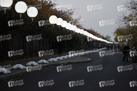 Lichtmauer aus Ballons, Berlin