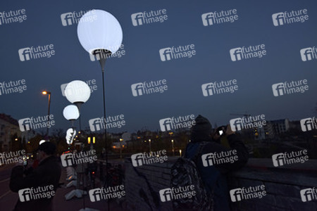 Lichtmauer aus Ballons, Berlin