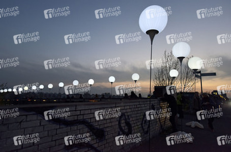 Lichtmauer aus Ballons, Berlin