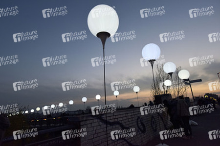 Lichtmauer aus Ballons, Berlin