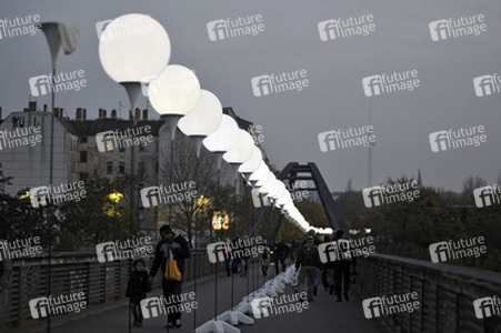 Lichtmauer aus Ballons, Berlin