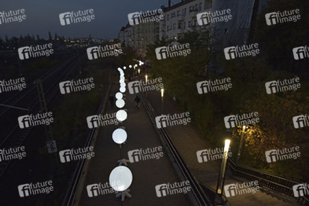 Lichtmauer aus Ballons, Berlin