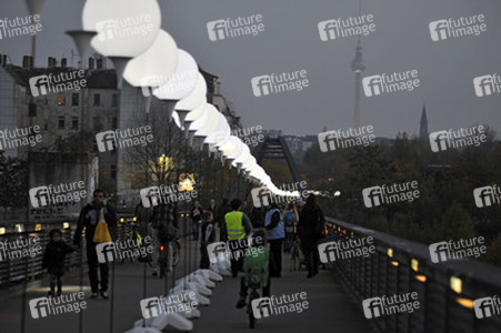 Lichtmauer aus Ballons, Berlin