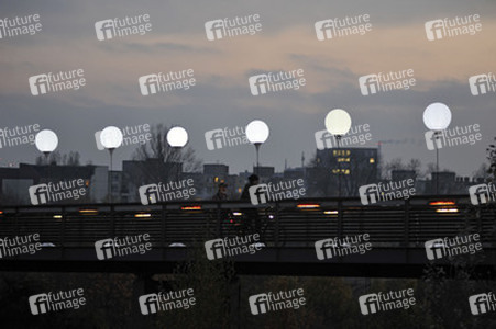 Lichtmauer aus Ballons, Berlin