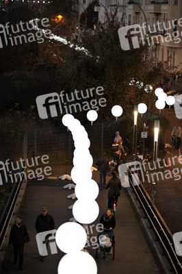 Lichtmauer aus Ballons, Berlin