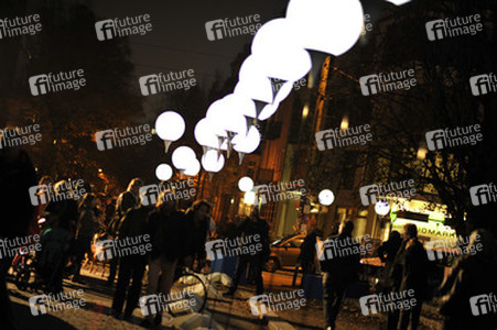 Lichtmauer aus Ballons, Berlin