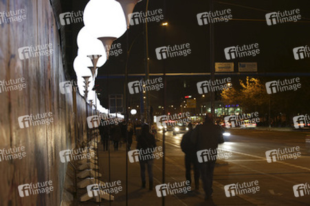 Lichtmauer aus Ballons, Berlin