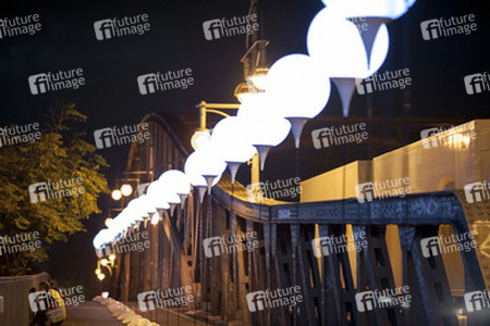 Lichtmauer aus Ballons, Berlin