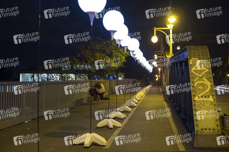 Lichtmauer aus Ballons, Berlin